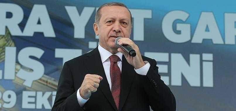 الرئيس التركي رجب طيب أردوغان أثناء في حفل افتتاح محطة القطار السريع في العاصمة التركية أنقرة