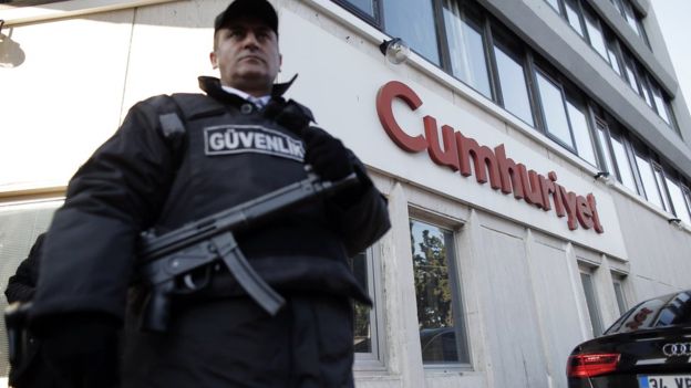 الشرطة التركية تعتقل رئيس تحرير صحيفة جمهوريت المعارضة اليومية