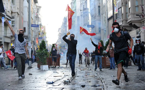 #عاجل: مظاهرات في عدة مناطق في إسطنبول ومدن تركية على خلفية إعتقال دميرتاش