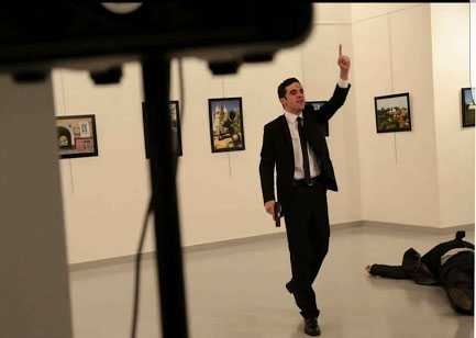 بالفيديو اللقطات الأولى لعملية إغتيال السفير الروسي في أنقرة