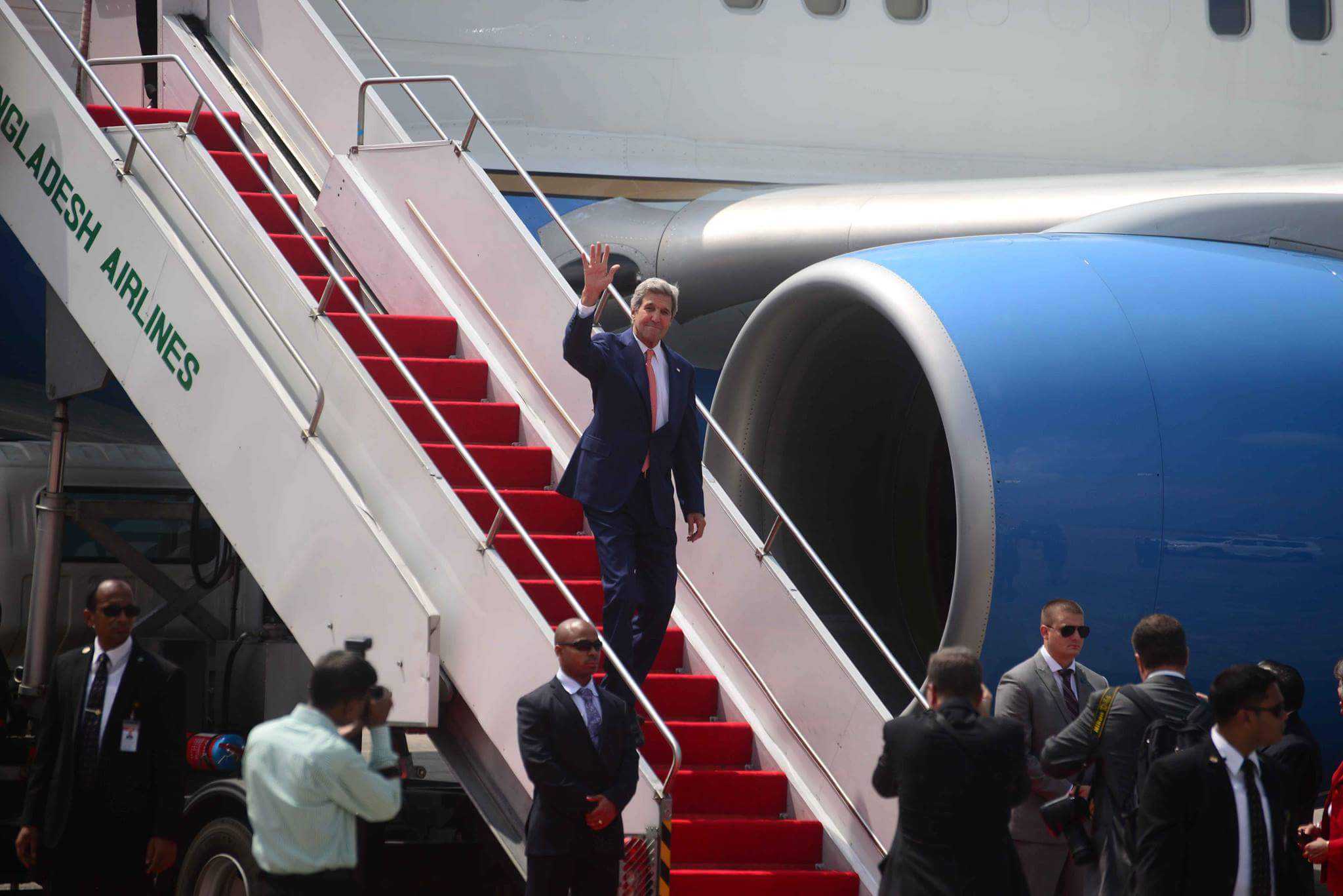 وزير الخارجية الأمريكي جون كيري ينزل من الطائرة