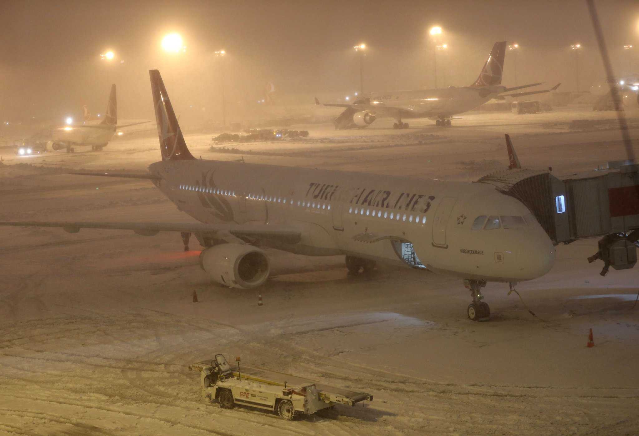 طائرة تركية في مطار أتاتورك والثلوج تكسو المكان