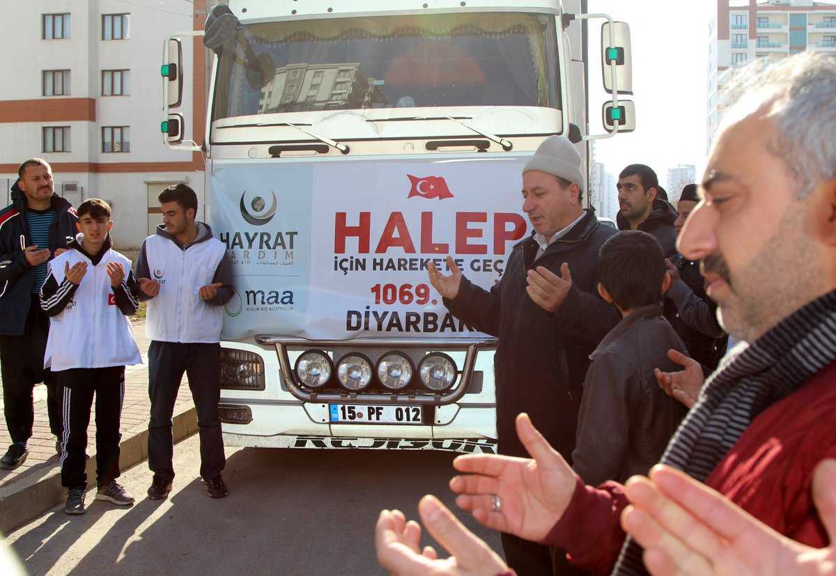 #تركيا|جمعية خيرات التركية تقدم مساعدات إنسانية لـ 25 ألف عائلة الذين تم إجلاؤهم من #حلب إلى #إدلب تضمنت فحمًا للتدفئة وبطانيات وطرود غذائية