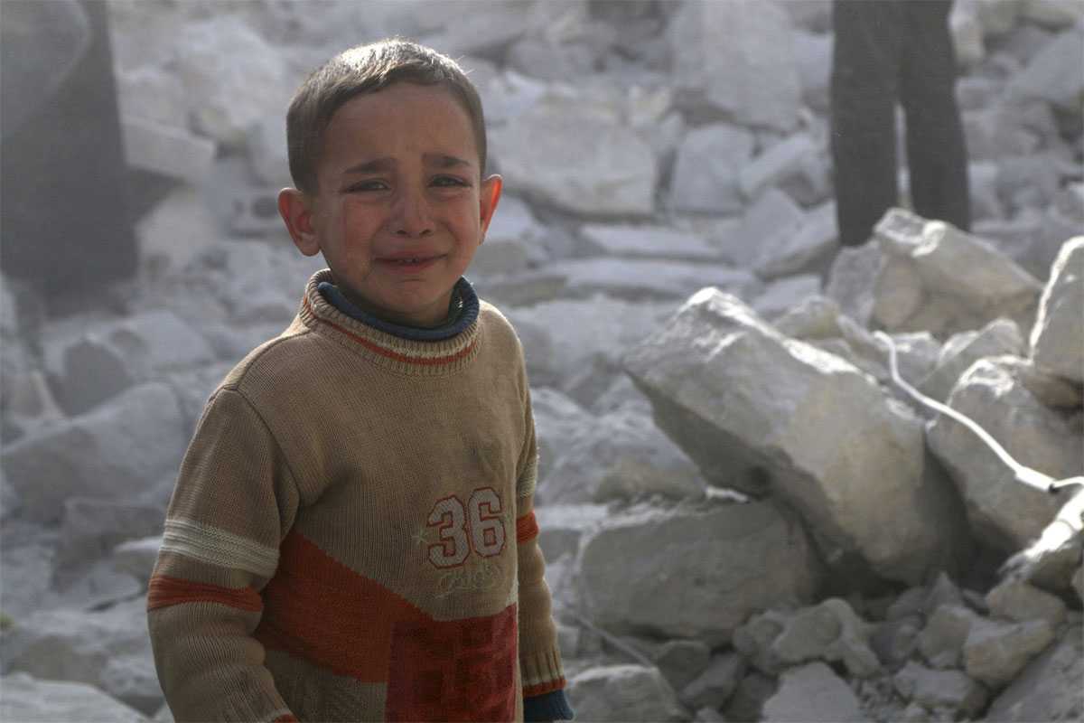 طفل سوري وهو يبكي من جراء الحرب
