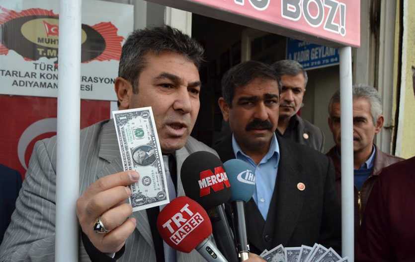 مجموعة من مسؤولي الأحياء في ولاية #أديمان يحرقون أوراقا من عملة الدولار احتجاجا على الهجمة التي تتعرض لها الليرة التركية أمام الدولار