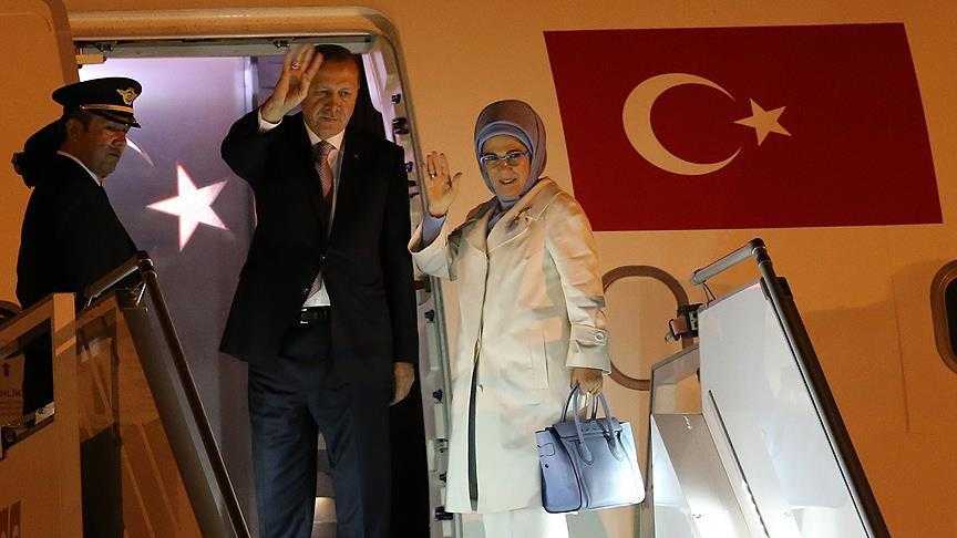 أردوغان وعقيلته يستقلان الطائرة الرئاسية