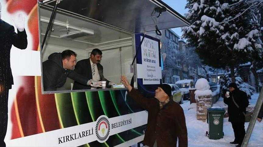 مع تدني الحرارة.. بلدية تركية توزع الحساء على المواطنين
