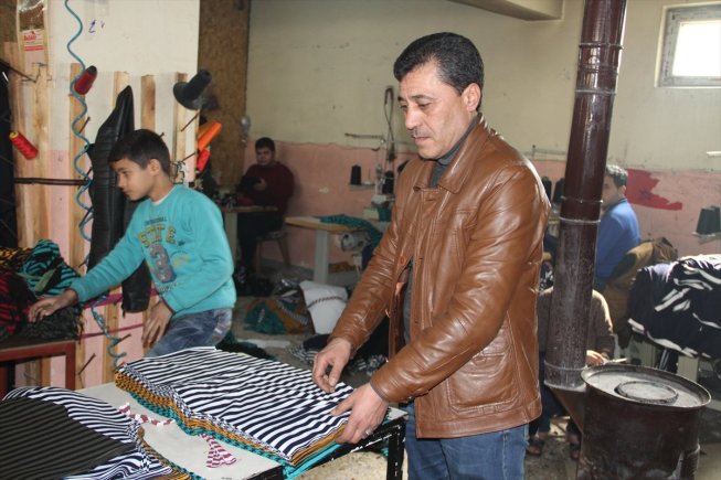 قام 120 خيّاطاً سورياً بتأسيس غرفة الخياطين في ولاية غازي عنتاب جنوب تركيا، بهدف زيادة التعاون والتنسيق فيما بينهم