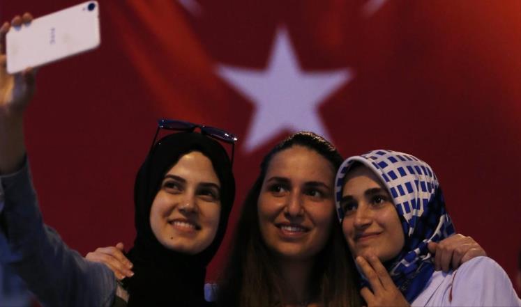 فتيات تركيات بالحجاب