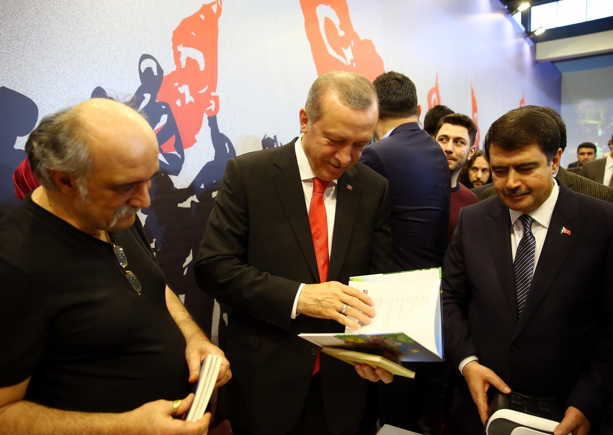 أردوغان يجرى جولة في معرض إسطنبول الدولي للكتاب