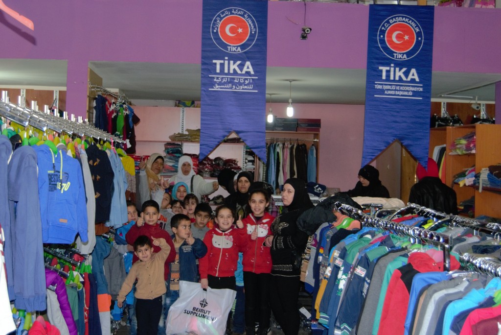 تيكا التركية تقدم ألبسة شتوية للايتام واللاجئين السوريين في لبنان