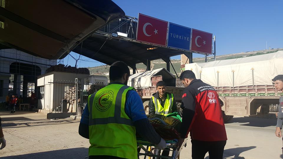 شاهد بالصور.. ‏وصول الطفل السوري الذي بترت قدميه إلى #تركيا للعلاج
