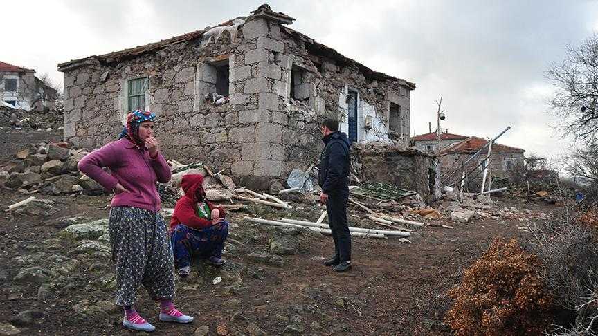 إصابة 4 أشخاص وأضرار في الممتلكات جراء زالزال “جناق قلعة” التركية