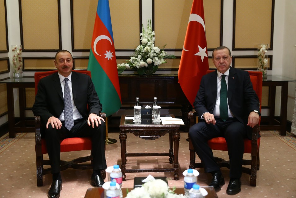 أردوغان يلتقي نظيره الأذري في إسلام أباد 
