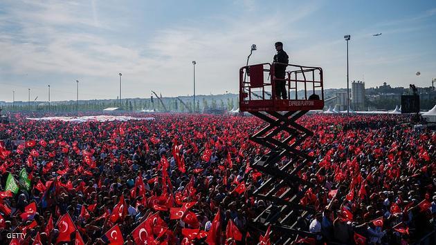A Turkish special force police officer watches the area as Turkish President arrives at a rally marking the 563rd anniversary of the conquest of Istanbul by Ottoman Turks on May 29, 2016 in Istanbul. / AFP / OZAN KOSE (Photo credit should read OZAN KOSE/AFP/Getty Images)