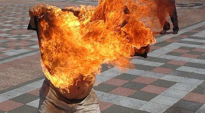 شخص يحرق نفسه ... صورة تعبيرية
