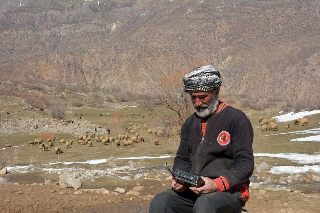 المواطن التركي درويش موهان (52 عامًا) وحيدًا في قريته منذ 7 سنوات