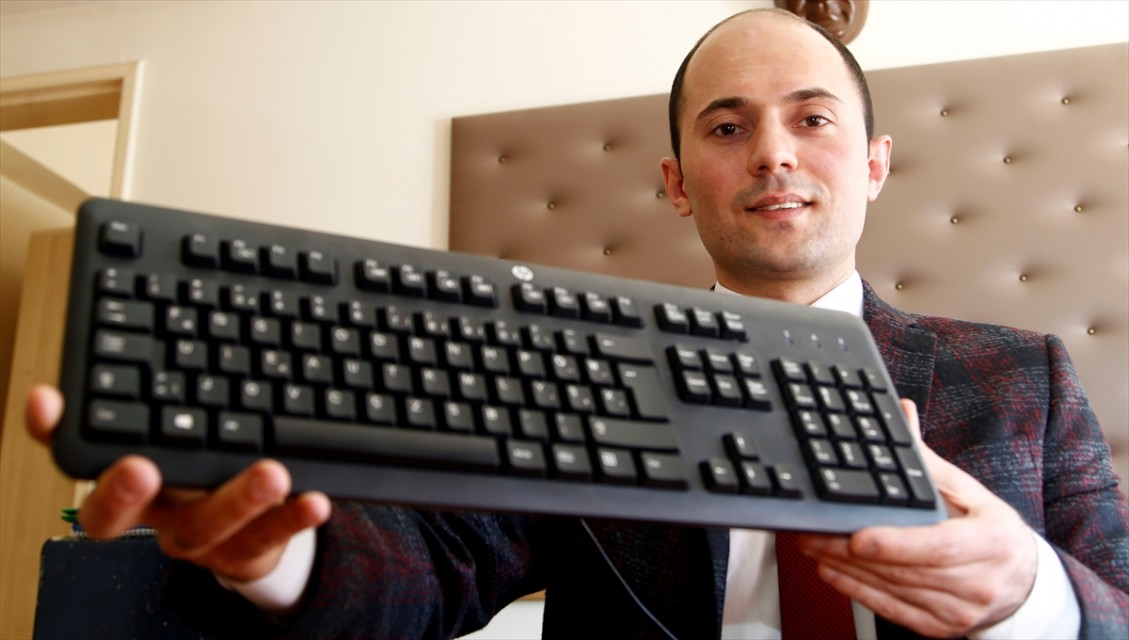 الشاب التركي صاحب لقب أسرع من يكتب في العالم على لوحة المفاتيح