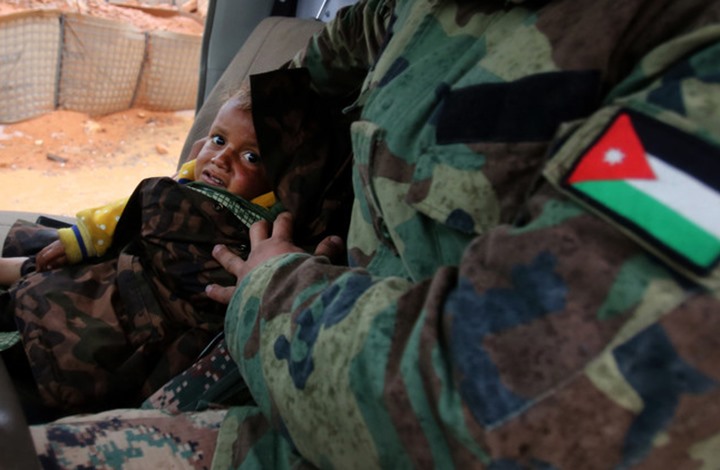 طفل سوري يفقد أسرته على الحدود الأردنية.. "لمن هذا الطفل؟"
