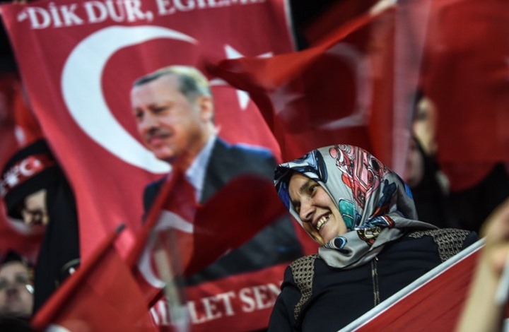 آلاف النساء يتظاهرن في إسطنبول دعما لأردوغان