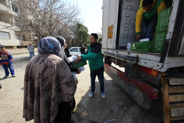 الحملة الوطنية السعودية توزع مساعدات اغاثية على السوريين