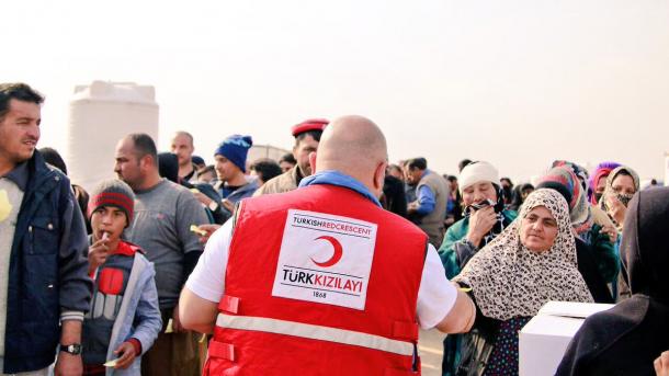 الهلال الأحمر التركي يقدم مساعدات للعائلات في الموصل 