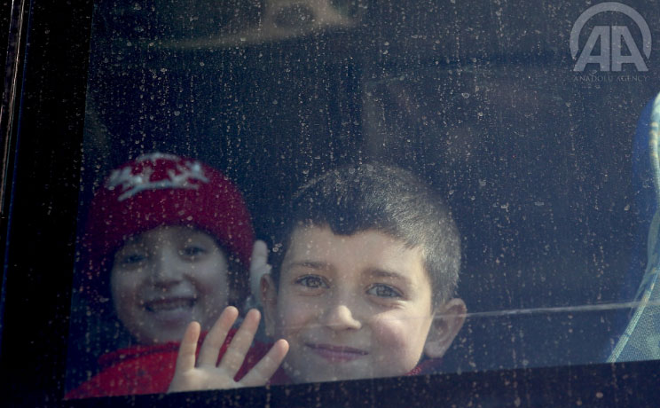 أطفال سوريون مهجرون من حي الوعر في حمص