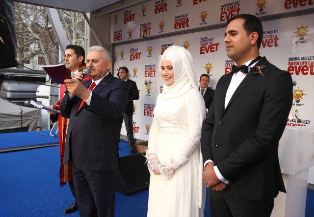 يلدريم يفاجأ المواطنين بتنظيمه عقد زواج عروسين على المنصة خلال خطابه الشعبي