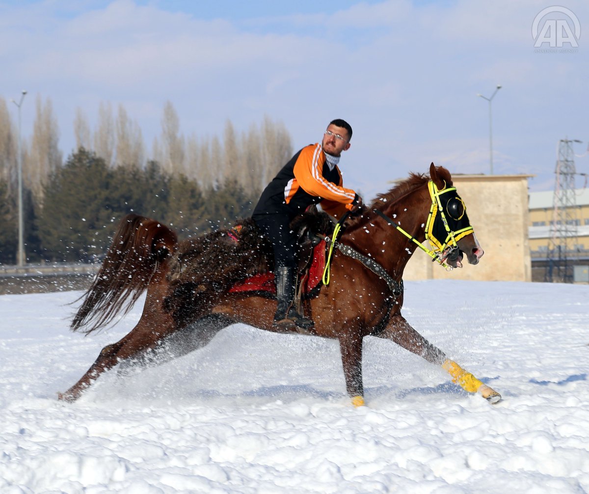 رياضة "جيريت" التقليدية والطيران على صهوات الخيول في أرضروم التركية
