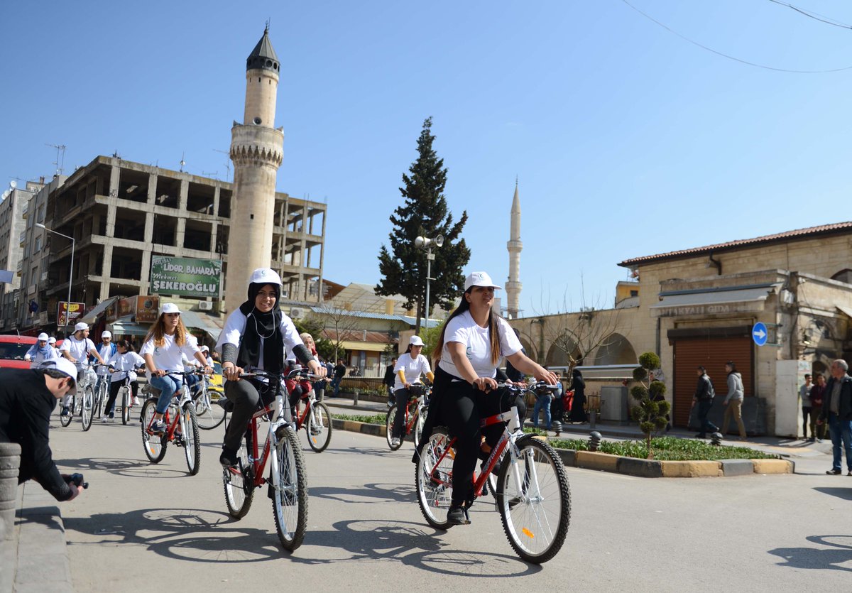 #تركيا طلاب سوريون وأتراك ينظمون جولة على الدراجات الهوائية في ولاية #كلس في إطار برنامج "الحياة النشيطة" الذي ترعاه وزارة الصحة