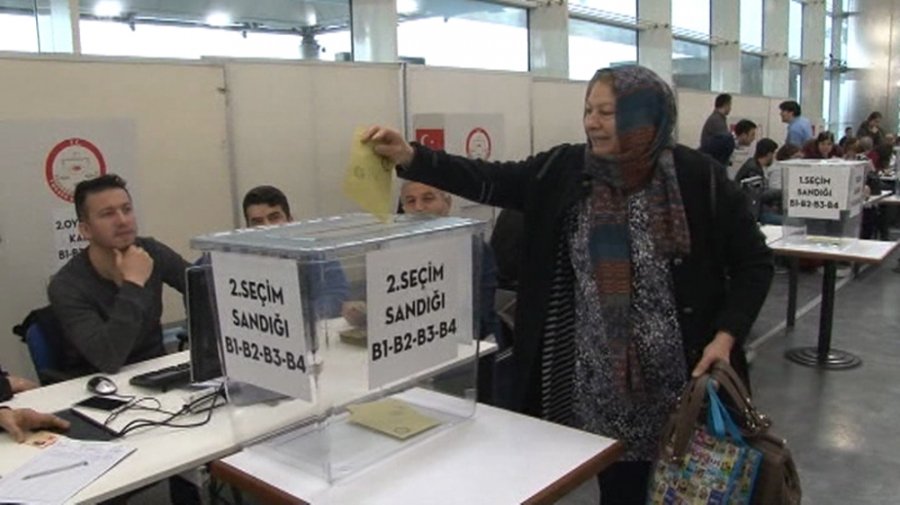 المغتربون الأتراك يدلون بأصواتهم في الاستفتاء على الدستور الجديد والنظام الرئاسي