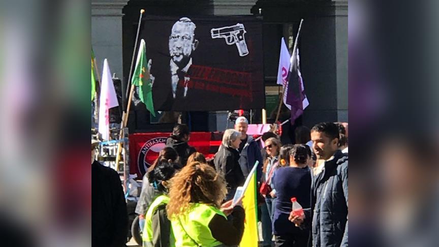 إرهابيون يرفعون لافتات تدعو لقتل الرئيس أردوغان على مرأى الشرطة في سويسرا