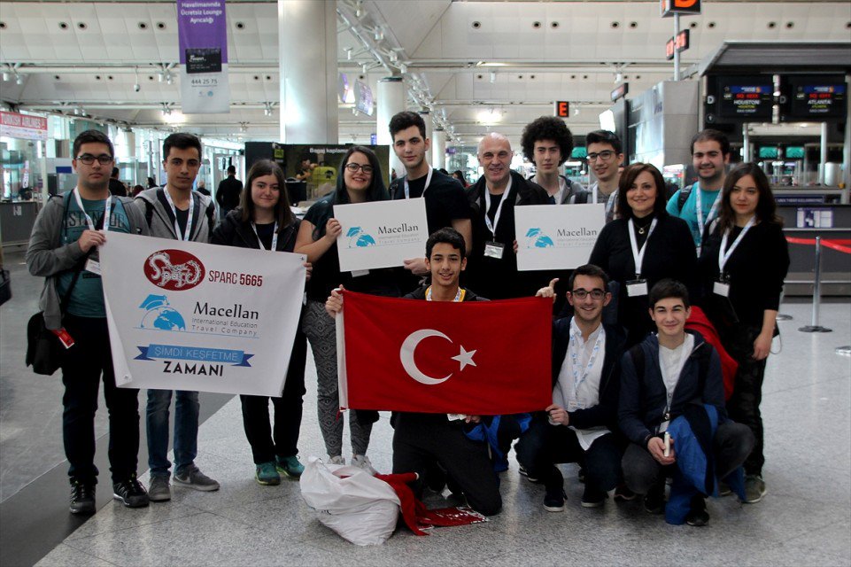 طلاب أتراك يغادرون إلى أمريكا للمشاركة في مسابقة دولية للروبوتات
