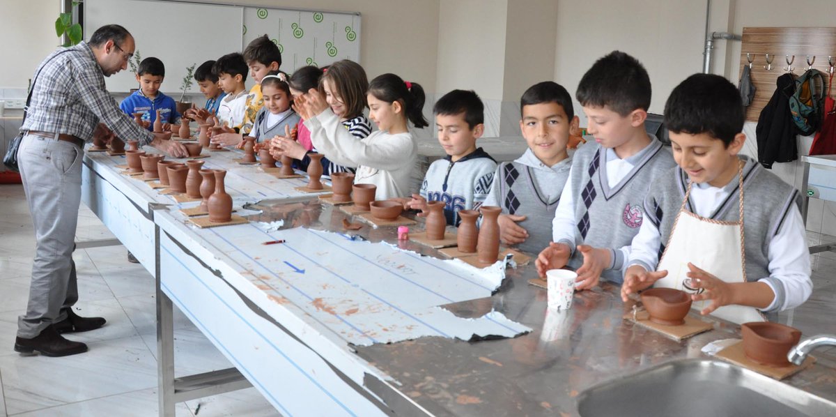 تركي يجوب المدارس لتعريف الأطفال بصناعة الفخار