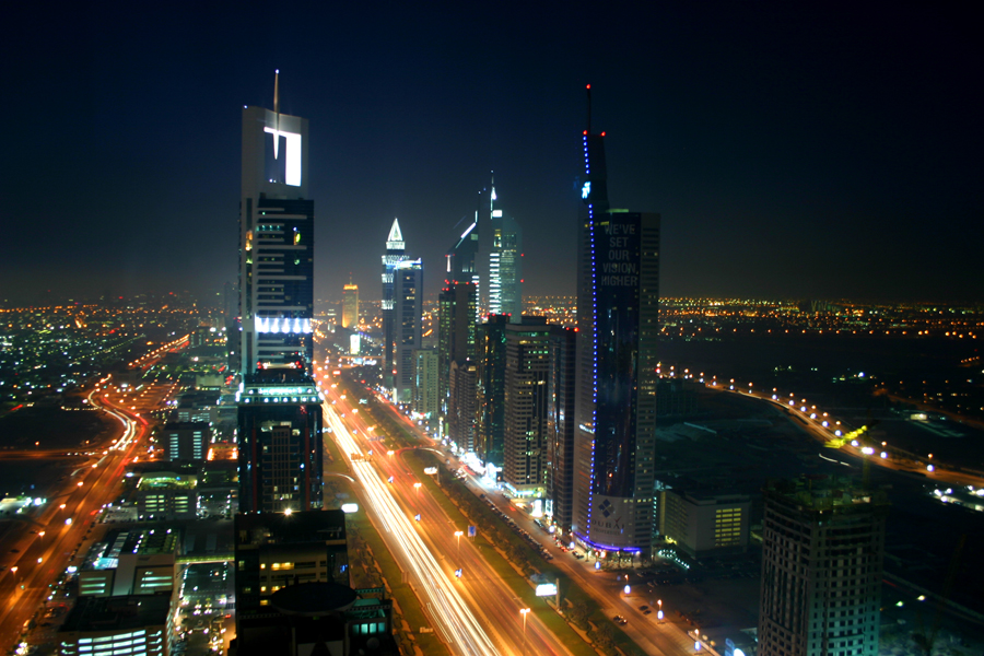 مدينة دبي في الليل