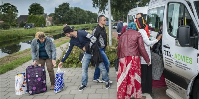 السوريون في مقدمة القادمين عبر ” لم الشمل ” إلى هولندا