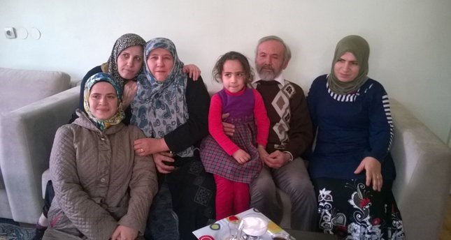 عجوزان متقاعدان يتلقيان جائزة لجهودهما في مساعدة اللاجئين السوريين
