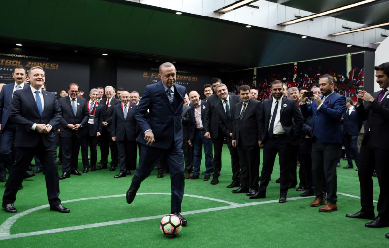 الرئيس أردوغان على خلال مشاركته في "قمة كرة القدم الدولية الثانية" التي ينظمها وقف اتحاد الأندية بولاية اسطنبول