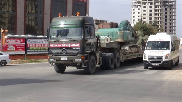 الجيش التركي يرسل معدات ثقيلة إلى الباب السورية
