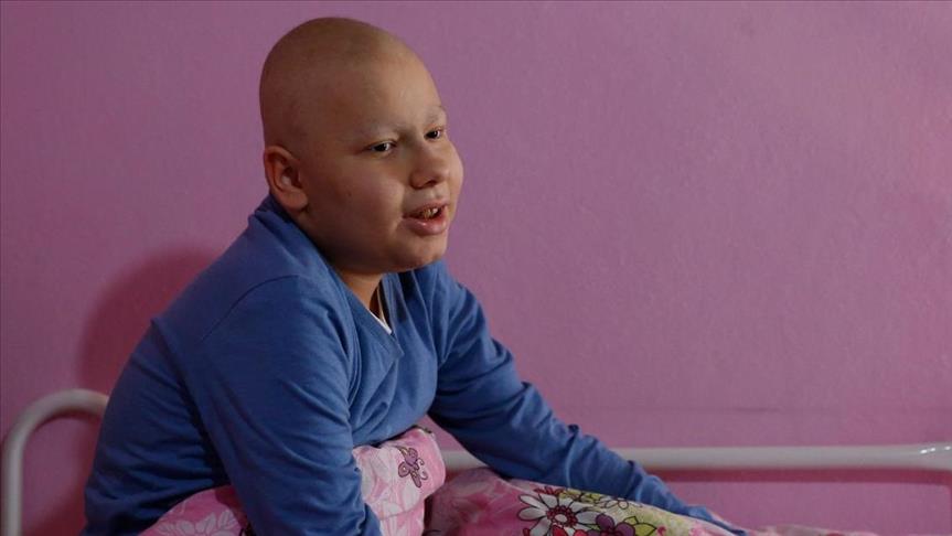 مأساة طفل سوري يصارع السرطان والغربة