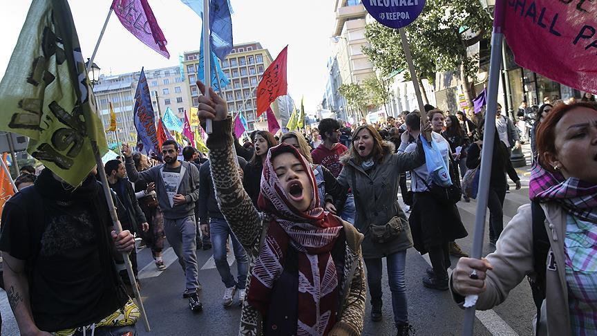 مئات اليونانيين يتظاهرون دعما للاجئين
