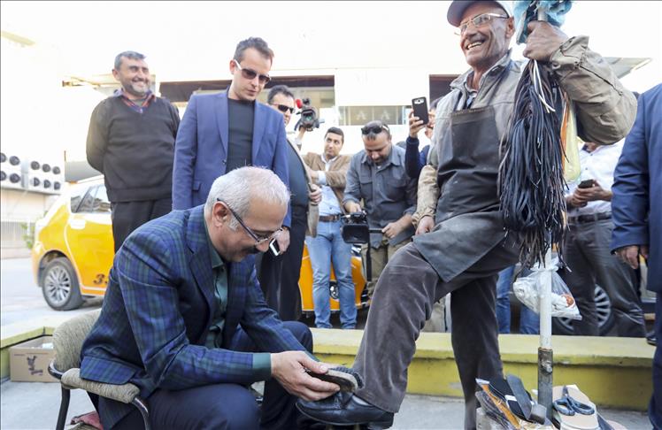 وزير تركي يلمّع حذاء مواطن