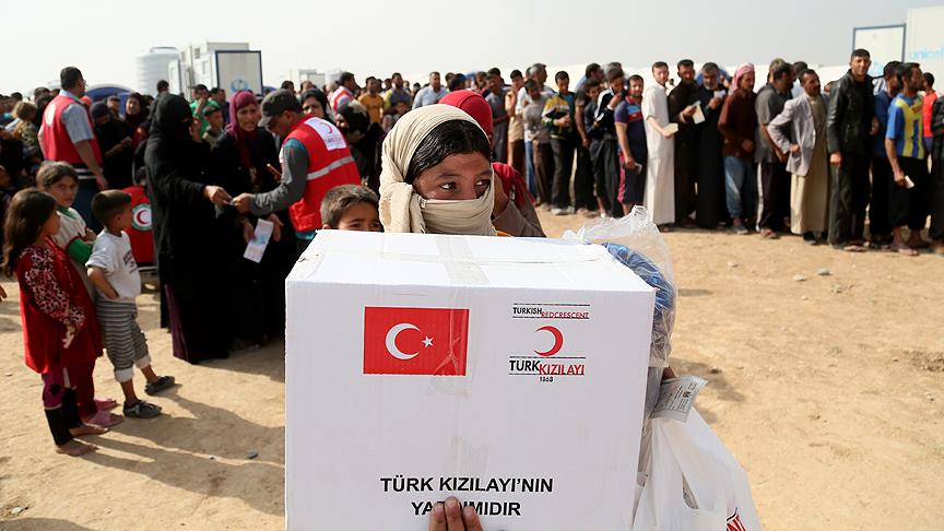 الهلال الأحمر التركي يوزع مساعدات على 300 عائلة نازحة من الموصل

