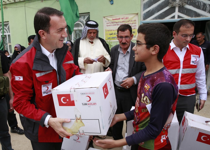 الهلال الأحمر التركي يوزع مساعدات على 1500 عائلة من النازحين في النجف العراقية