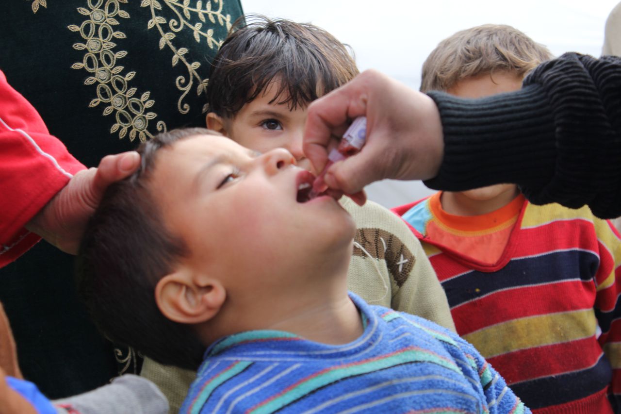السلطات التركية الطبية تلقح الأطفال السوريين قبل عودتهم إلى سوريا