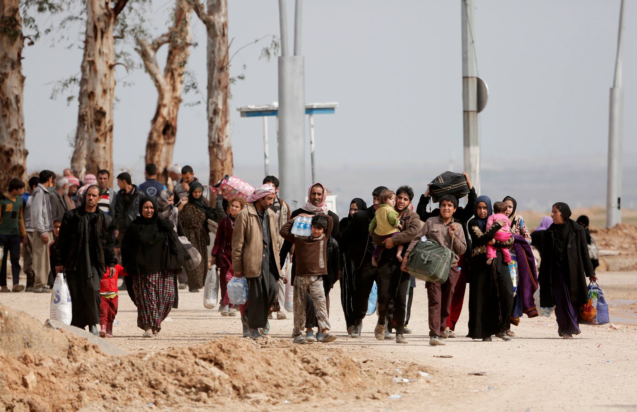 هروب عشرات العائلات من قبضة داعش الإرهابي غربي الموصل