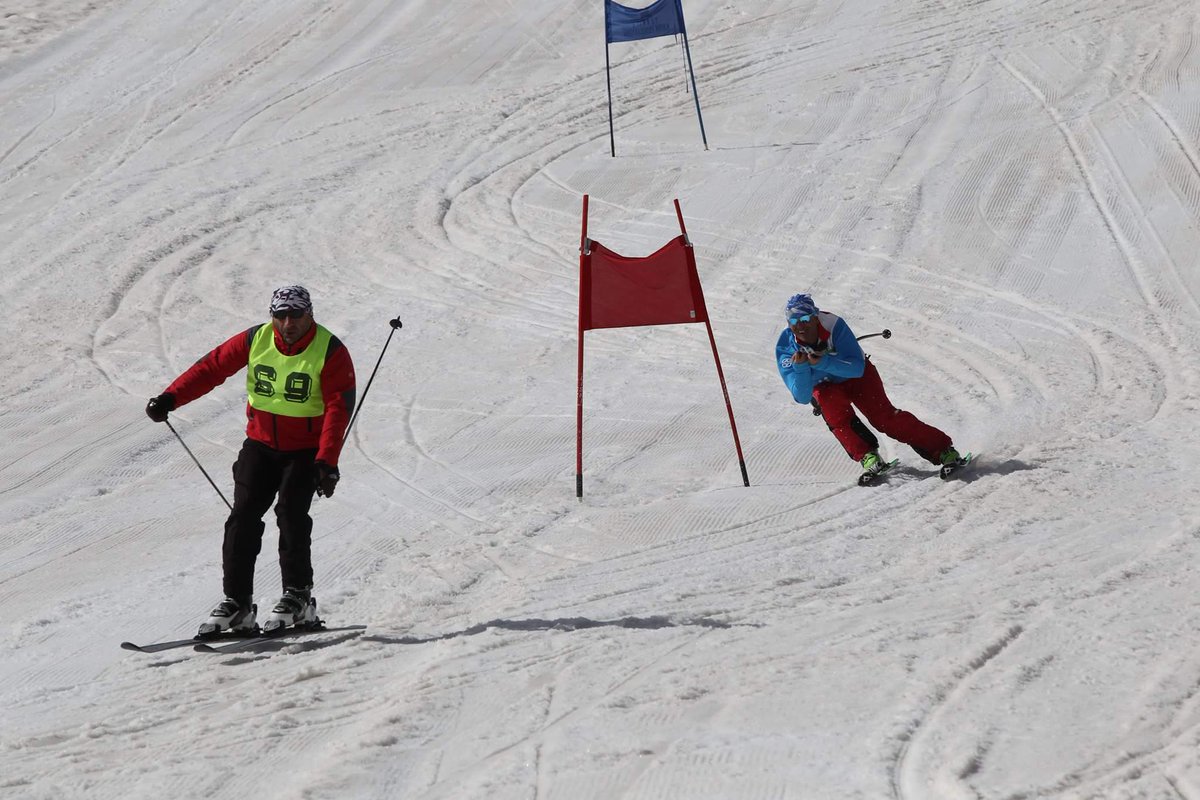 منافسات التزلج على الثلوج في جبال مدينة هكاري