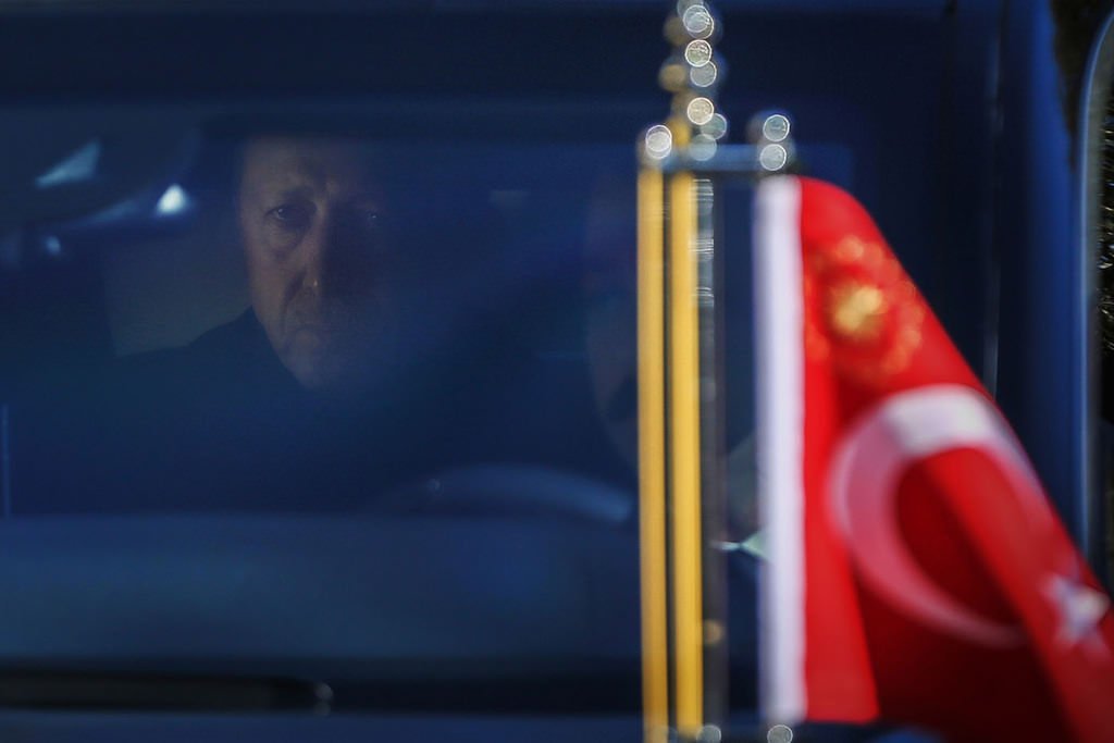 صورة التقطت للرئيس التركي رجب طيب أردوغان في أثناء مغادرته مكان وقوع التفجير الإرهابي في منطقة "بشيك تاش"