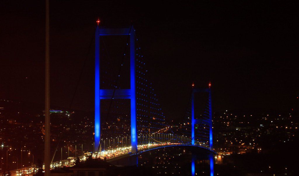 جسر البوسفور مضاء باللون الأزرق في اليوم العالمي لمرض التوحد