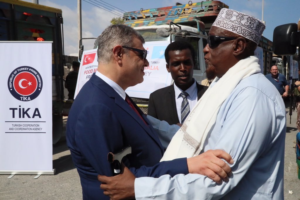 تركيا تسلّم الصومال مساعدات غذائية لمواجهة الجفاف